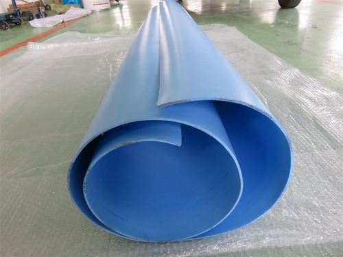 聚乙烯四氟板规格大全 全面解析四氟板的应用领域与选型指南\n\n### 一、前言 认识聚四氟乙烯板（四氟板）\n\n聚四氟乙烯板，俗称四氟板、PTFE板（英文名Teflon），是一种以聚四氟乙烯树脂为原料，经模压或挤出成型后烧结、冷却而成的工程塑料板材。它被誉为“塑料王”，具备极强的化学稳定性和宽广的耐温范围，在化工、机械、电子、医疗器械等行业中扮演着不可替代的角色。市面上常见称呼“聚乙烯四氟板”，严格来说聚四氟乙烯（PTFE）区别于聚乙烯（PE），但不少用户习惯将其统称为“四氟板”，因此本文也将围绕聚四